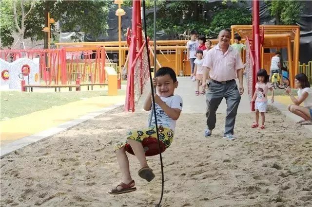 △儿童在体验“紧急速降” △儿童在体验“紧急速降”