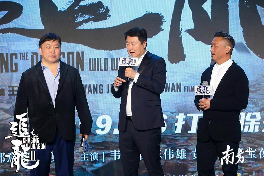 王晶、关智耀和于冬台上互动