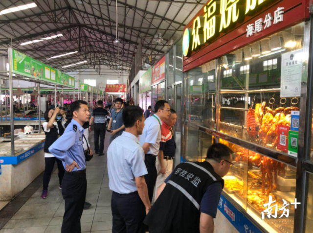 容桂街道检查组一行在海尾第二市场检查市场消防安全开展情况。