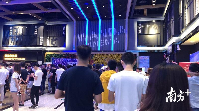 《复仇者联盟4》首映当天，万达影城（新会万达广场店）挤满了影迷。董有逸摄