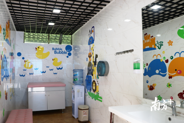 升级后公厕还带有婴儿护理台,方便妈妈照顾婴儿。西樵镇供图 升级后公厕还带有婴儿护理台,方便妈妈照顾婴儿。西樵镇供图