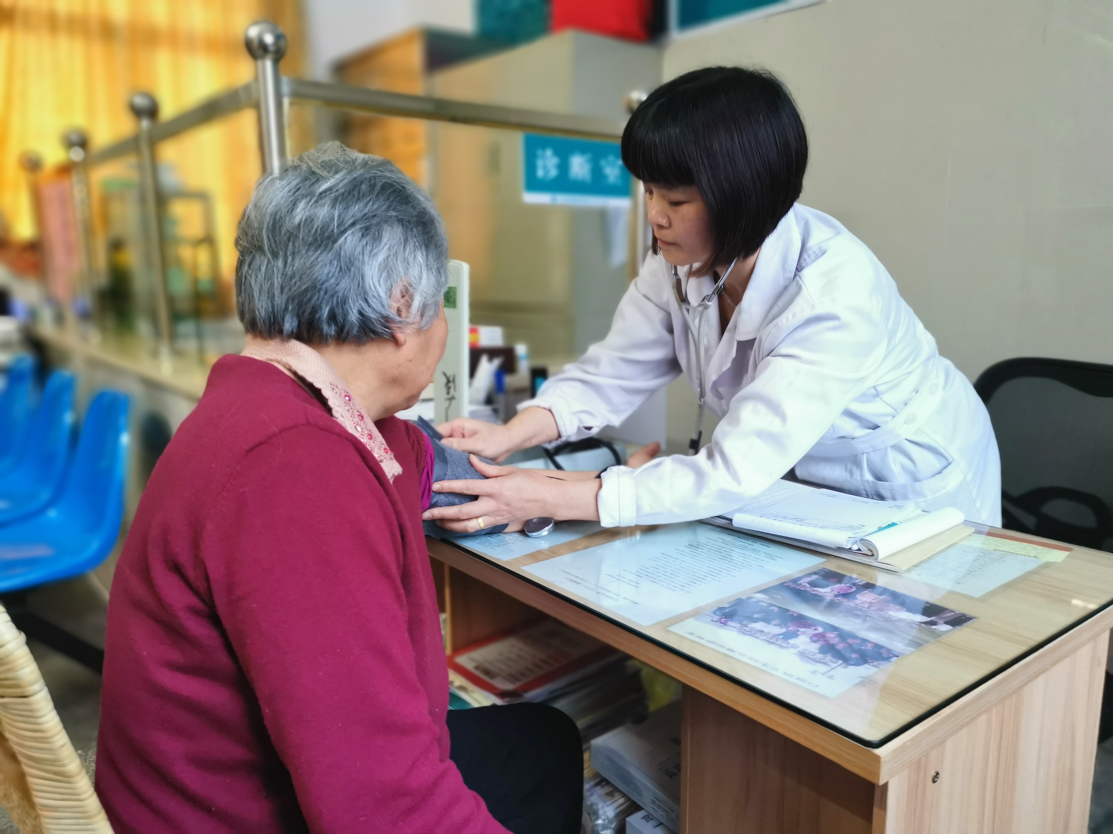 村医黄春容正在为村民量血压。黄韬炜 摄