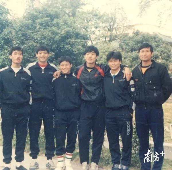 从左至右为：张小文、郭亿军、谢育新、罗庆（国青队员）、伍文兵、蔡锦标。