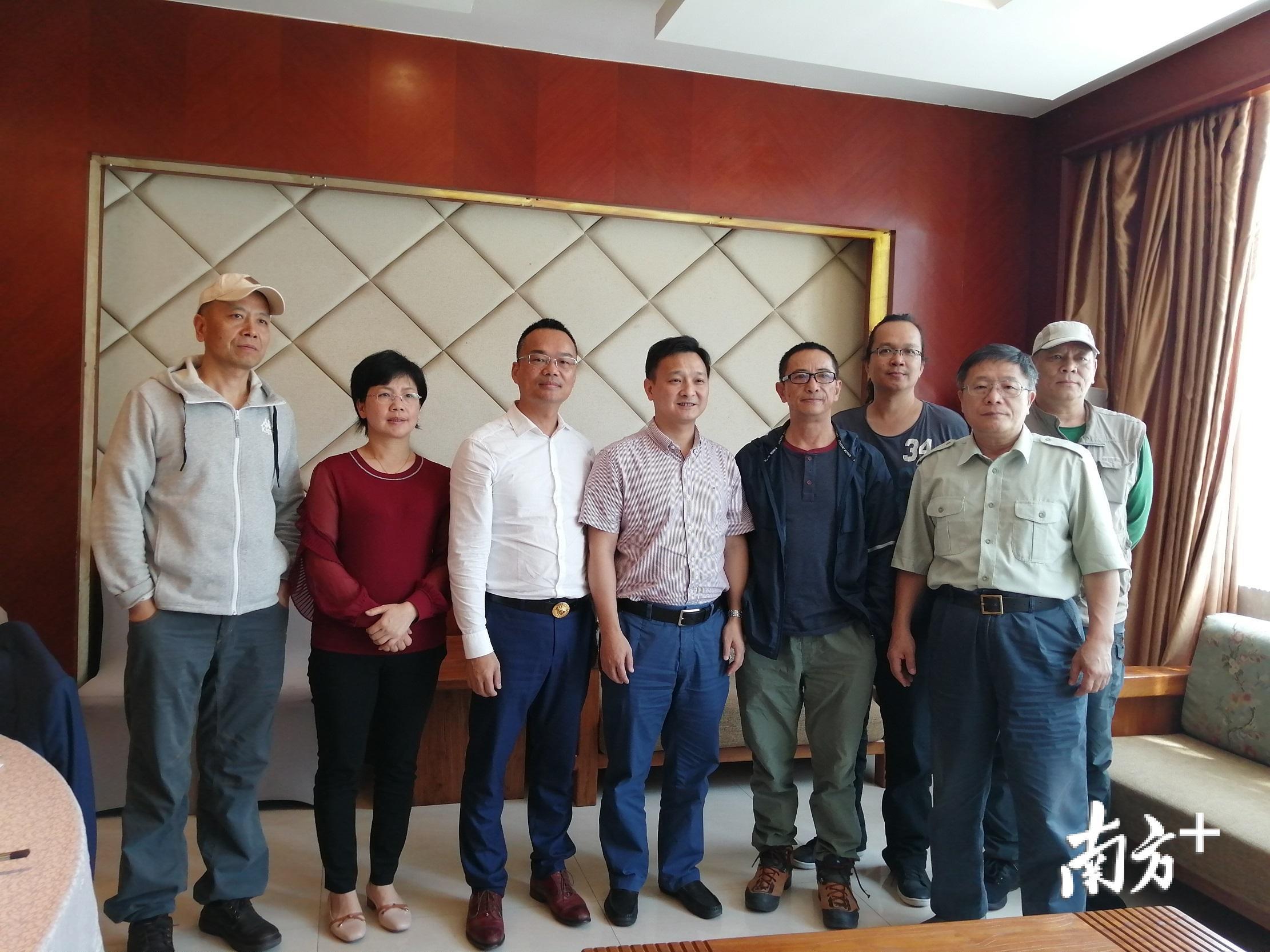 兴宁市市长丘孝东（左四）与剧组主创人员见面。