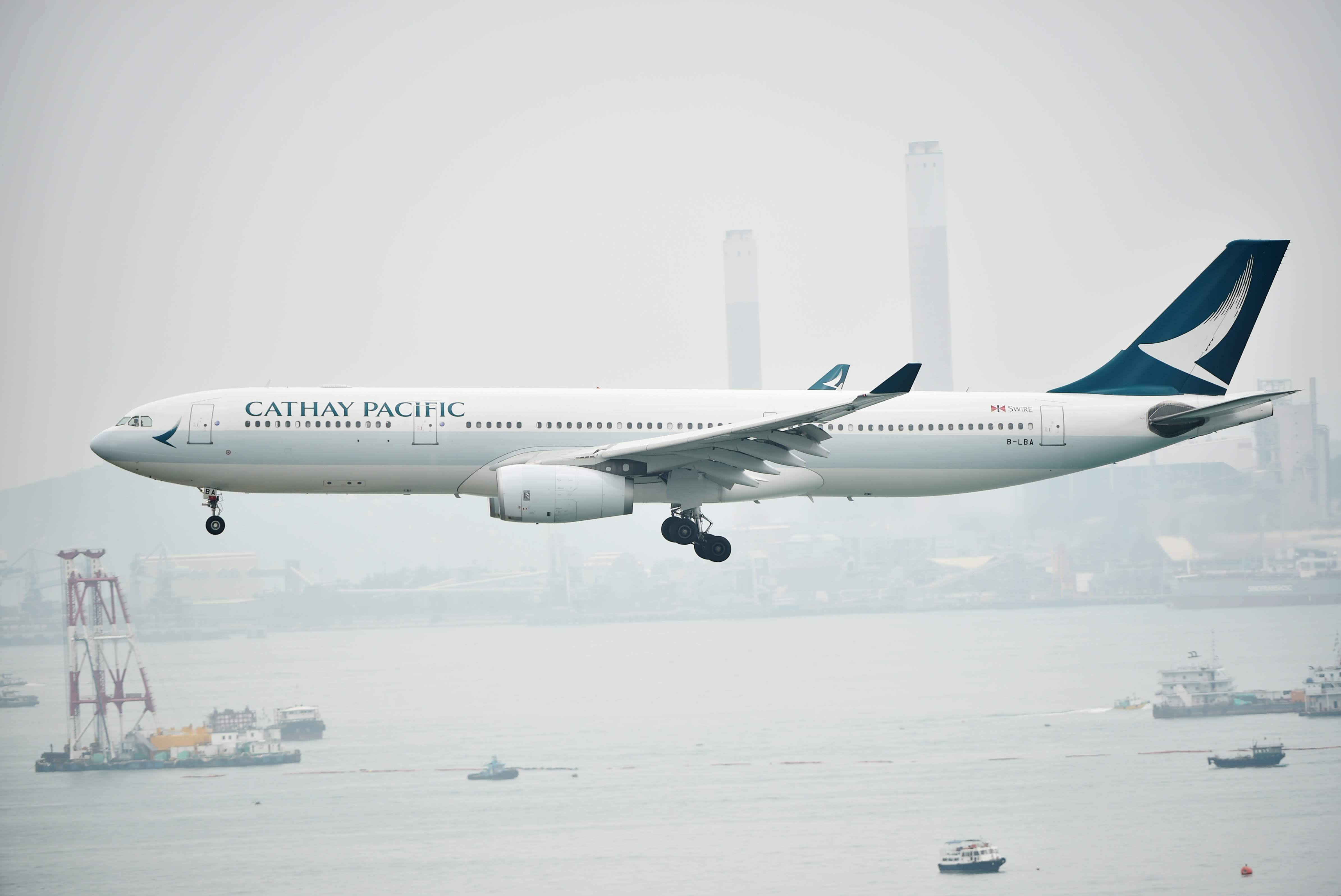 飞机准备降落在香港国际机场(3月28日摄)。新华社发 飞机准备降落在香港国际机场(3月28日摄)。新华社发