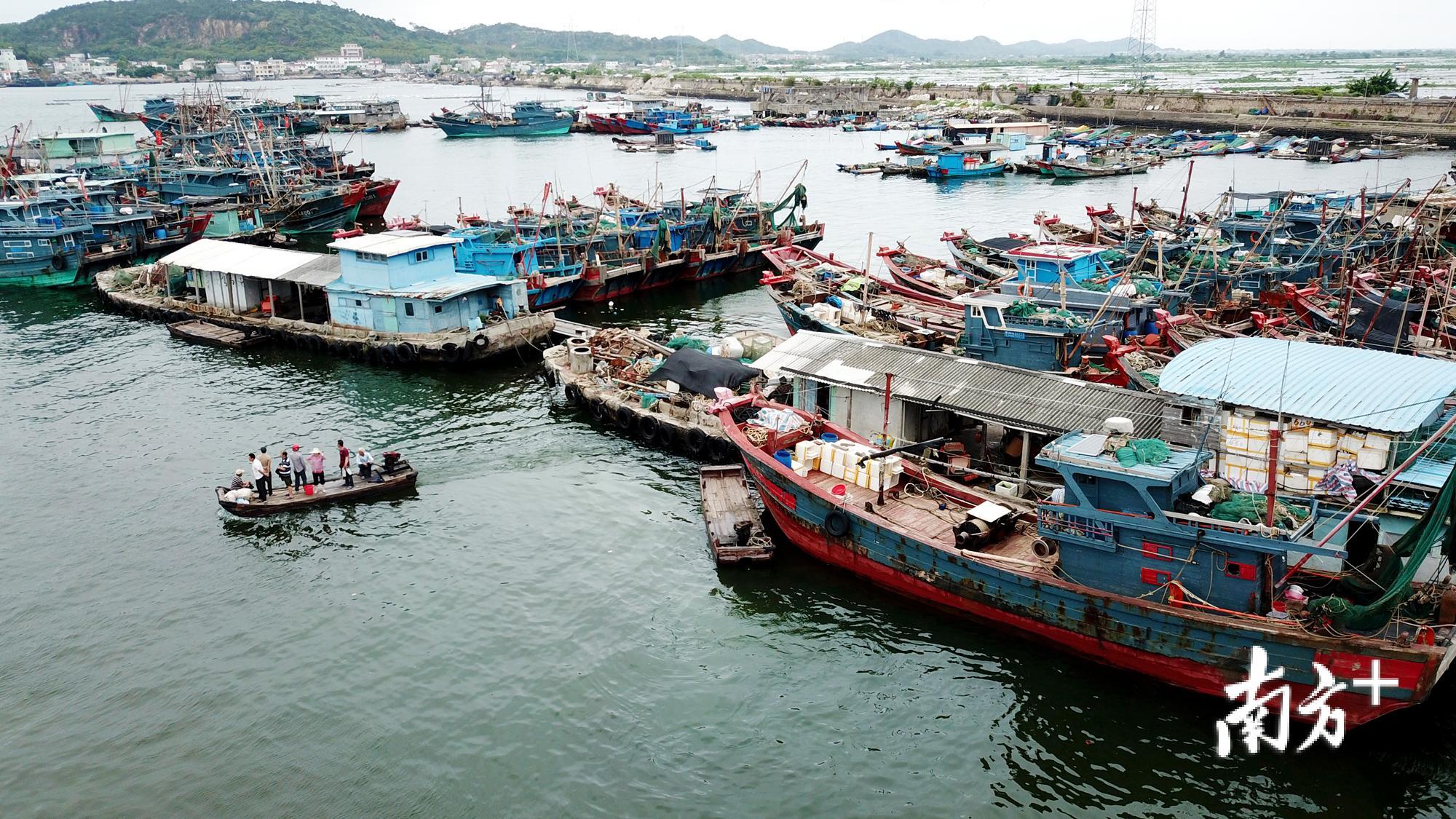 图为回港渔民搭乘渡船准备上岸。