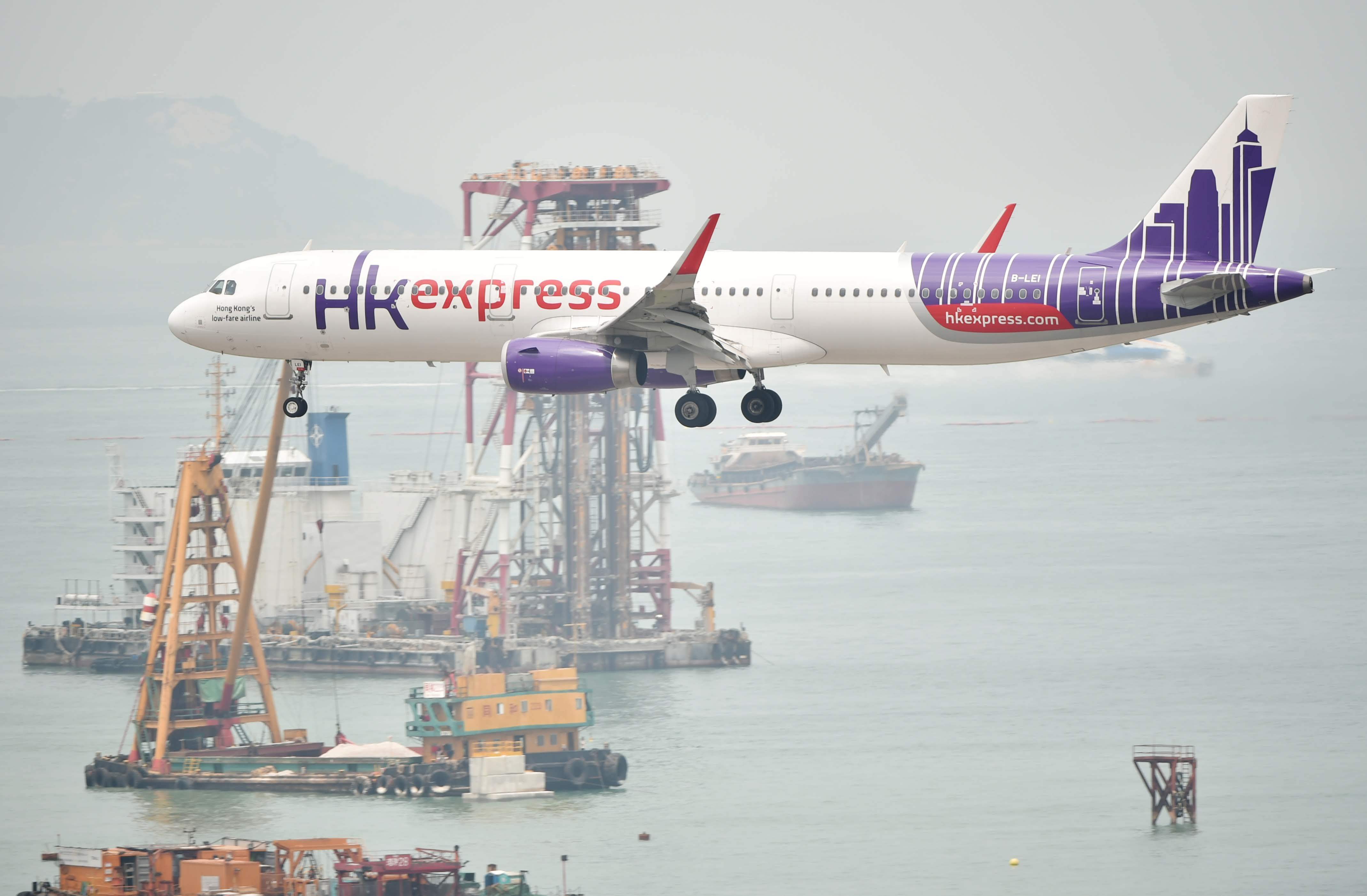 飞机准备降落在香港国际机场(3月28日摄)。新华社发 飞机准备降落在香港国际机场(3月28日摄)。新华社发