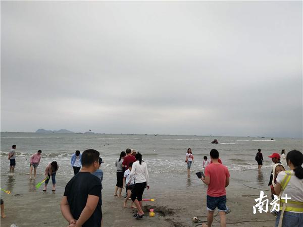5月2日中午惠东双月湾有不少游客在戏水。