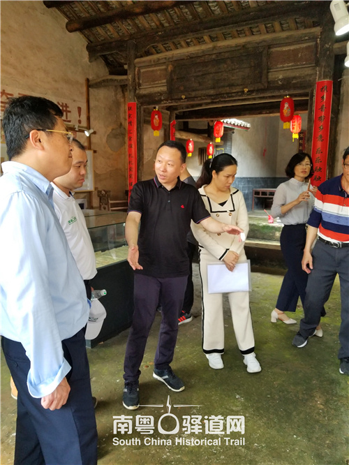 图为广州大学南粤古驿道研究中心邓毅教授介绍何新屋保护利用规划方案。 图为广州大学南粤古驿道研究中心邓毅教授介绍何新屋保护利用规划方案。