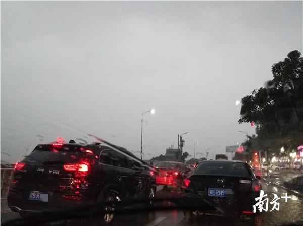 2日傍晚，惠东巽寮下起大雨，导致行车更难。