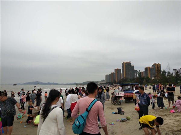 5月2日上午惠东双月湾游人如织。
