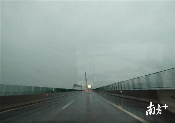 返程时，上了惠州海湾大桥，一路畅通无阻。