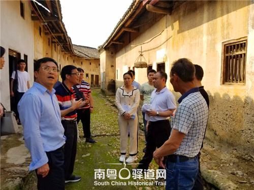 图为省自然资源厅国土空间规划处副处长陈别与当地镇政府和村民理事会交流何新屋历史文化遗产活化利用。 图为省自然资源厅国土空间规划处副处长陈别与当地镇政府和村民理事会交流何新屋历史文化遗产活化利用。