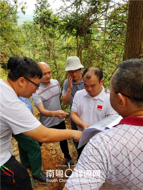 图为技术指导组在和平县热龙温泉古道与技术人员交流巩固提升工作。 图为技术指导组在和平县热龙温泉古道与技术人员交流巩固提升工作。