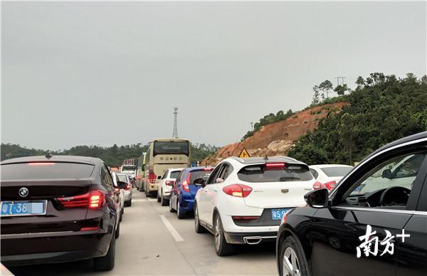 靠近巽寮景区一路段，车辆大排长龙。