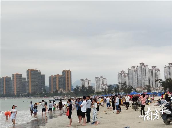 惠东双月湾人头攒动。