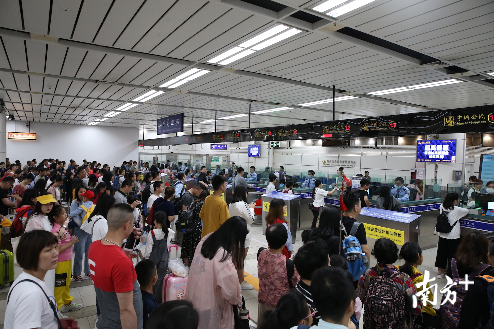 深圳湾口岸迎来大批出境旅客。郑增浩/摄