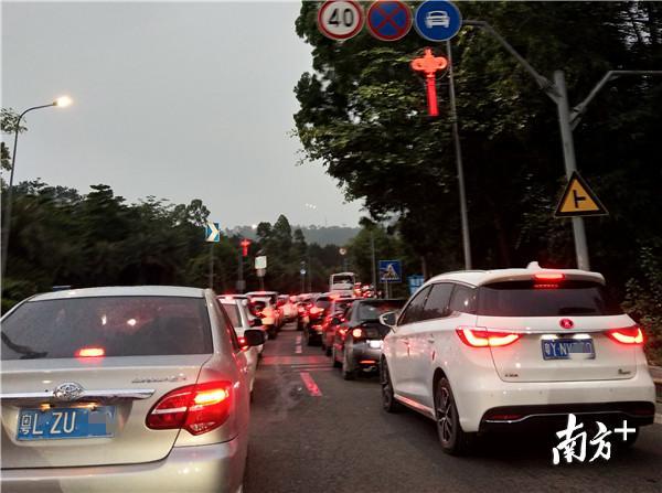 路上车辆排起了长龙。