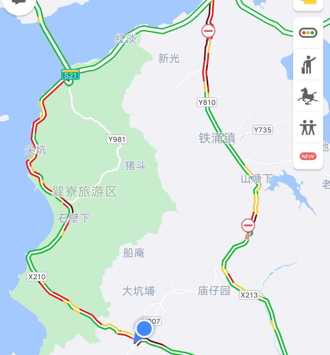 高德地图显示，惠东巽寮湾附近道路堵成“一片红”。