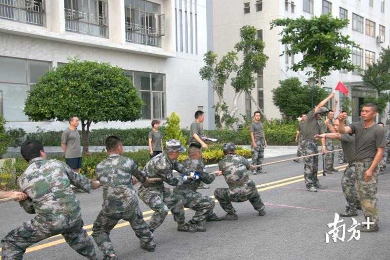 预备役军官还组织了拔河比赛、黑板报、文艺晚会、总结表彰等文化活动，丰富了官兵的业余生活。