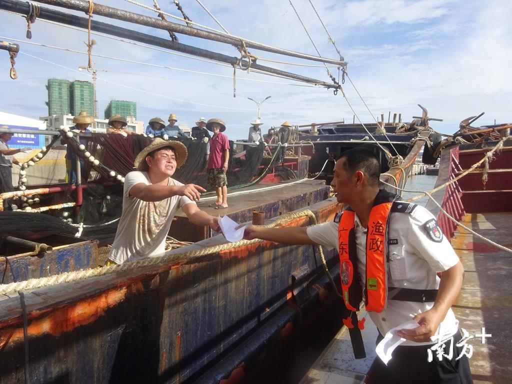渔政执法人员开展渔船证照及其渔具的普查登记核实工作。