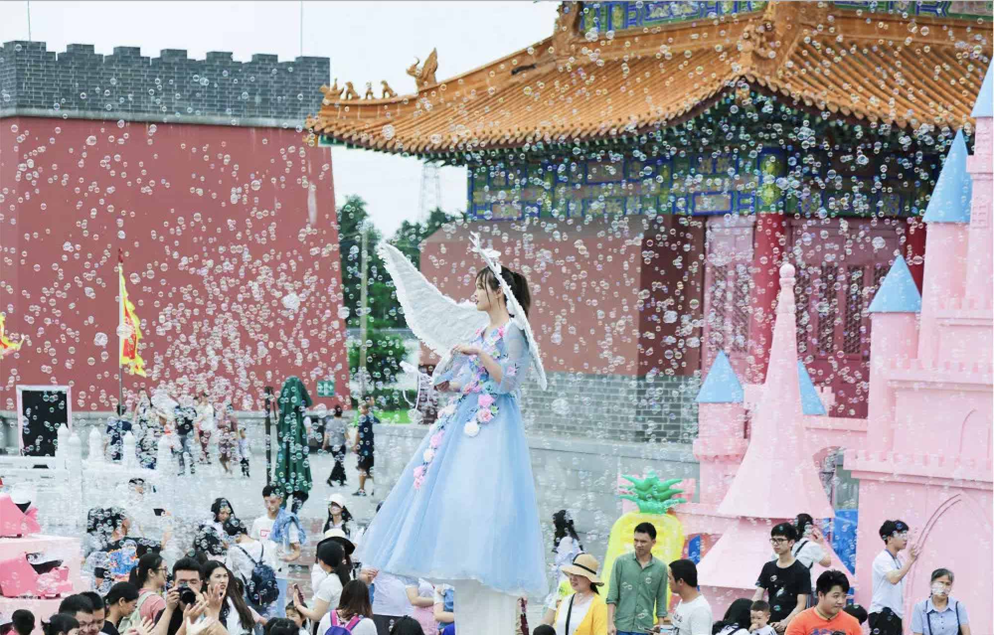 泡泡嘉年华受到游客喜爱。