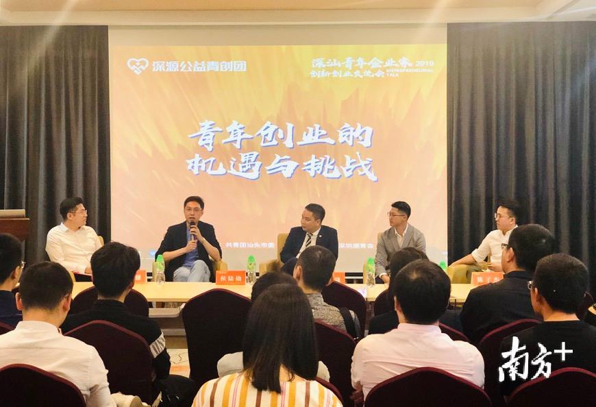 陈子杰(左二)。 陈子杰(左二)。