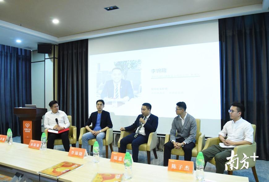 李锦隆(中)。 李锦隆(中)。