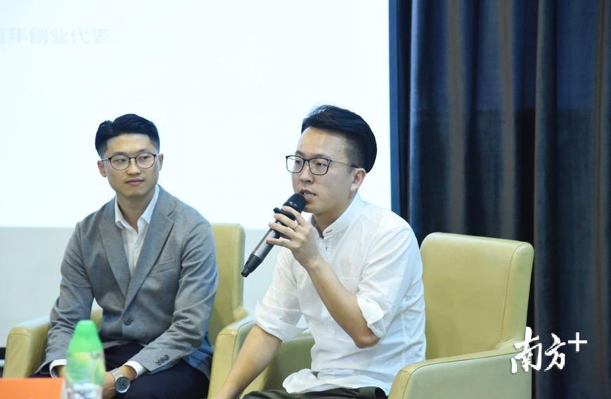 周嘉伟(右)、黄荣(左)。 周嘉伟(右)、黄荣(左)。