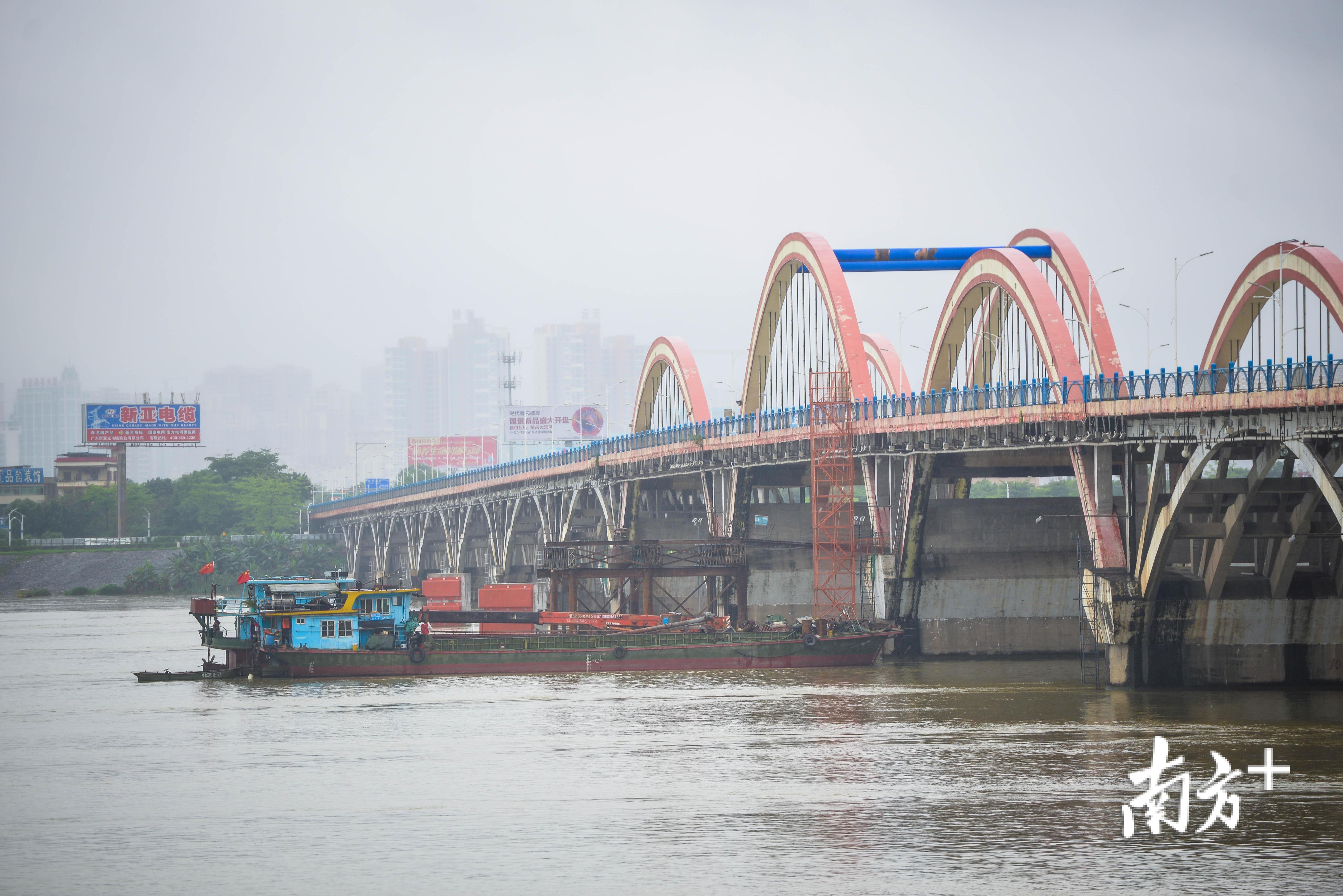 江面上，施工船只已停靠在桥墩旁开始施工作业。 全媒体记者 曾亮超 摄