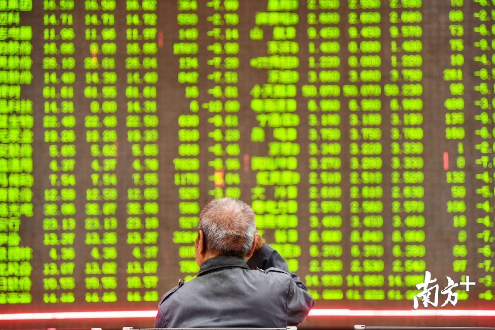 下午,记者来到广园中路万联证券营业部大厅,一楼硕大的电子屏上"绿油