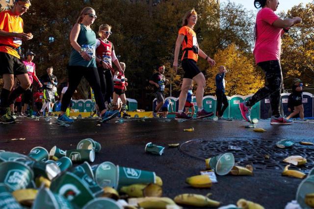 纽约马拉松的遍地垃圾。(图源澎湃新闻) 纽约马拉松的遍地垃圾。(图源澎湃新闻)