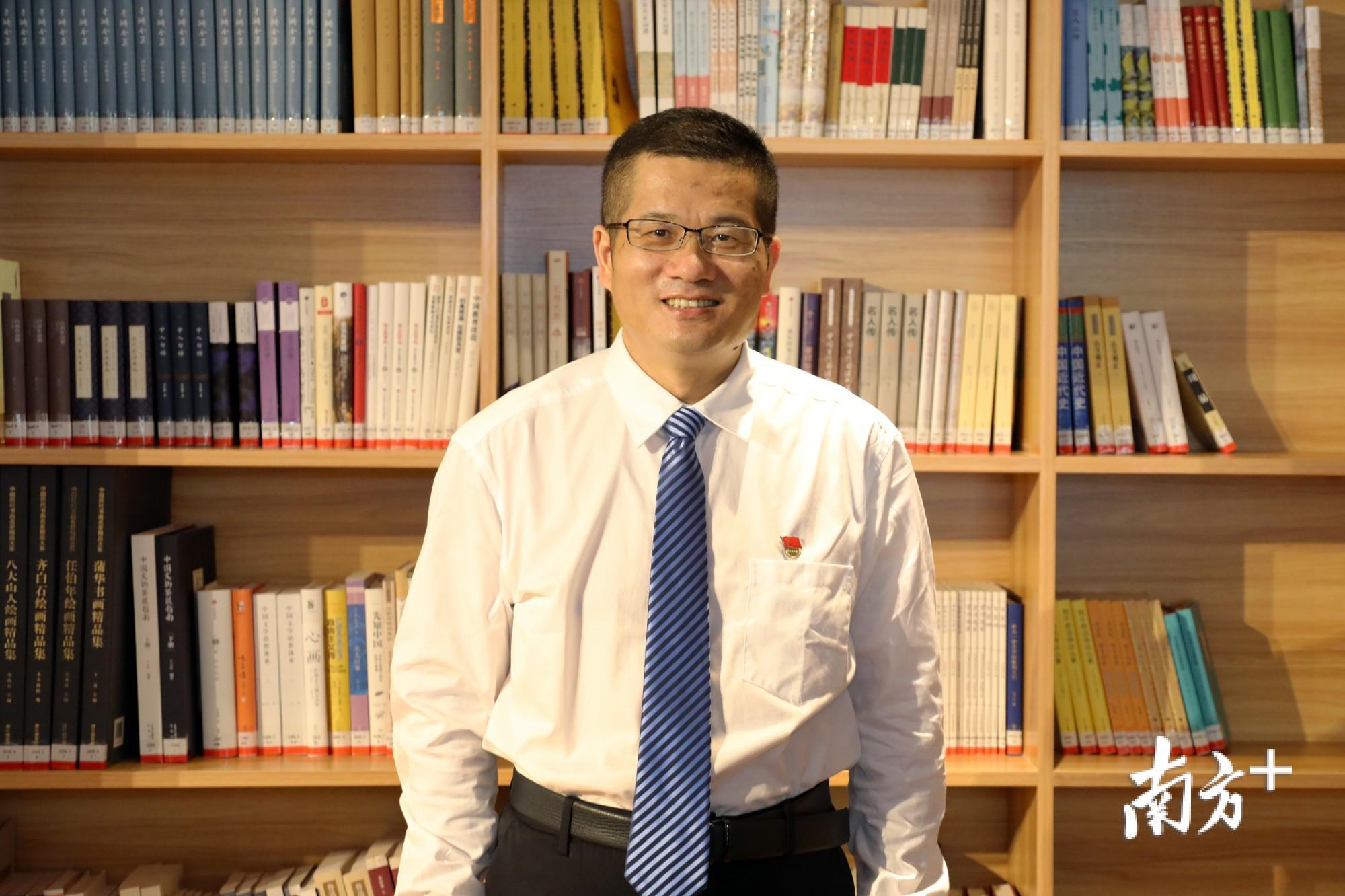 六十五中党总支书记、校长袁成。 