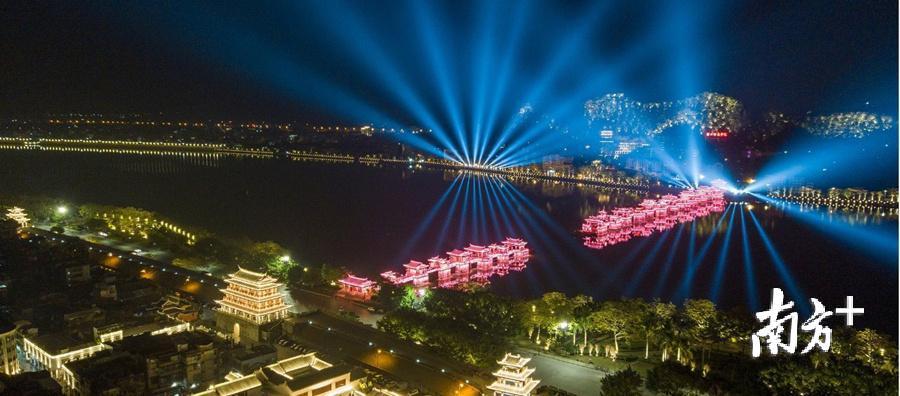 图为潮州一江两岸灯光秀。