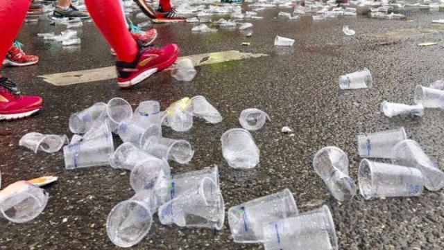 柏林马拉松散落的水杯。(图源澎湃新闻) 柏林马拉松散落的水杯。(图源澎湃新闻)