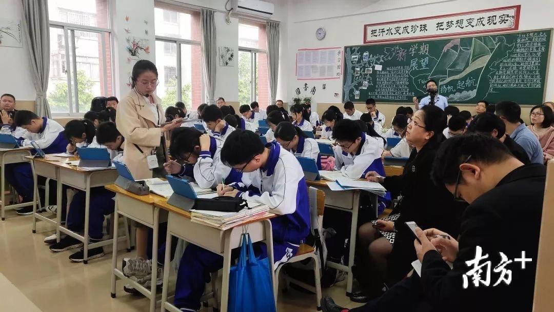 六十五中教育集团成员校的老师到六十五中参加智慧课堂课例观摩研讨。