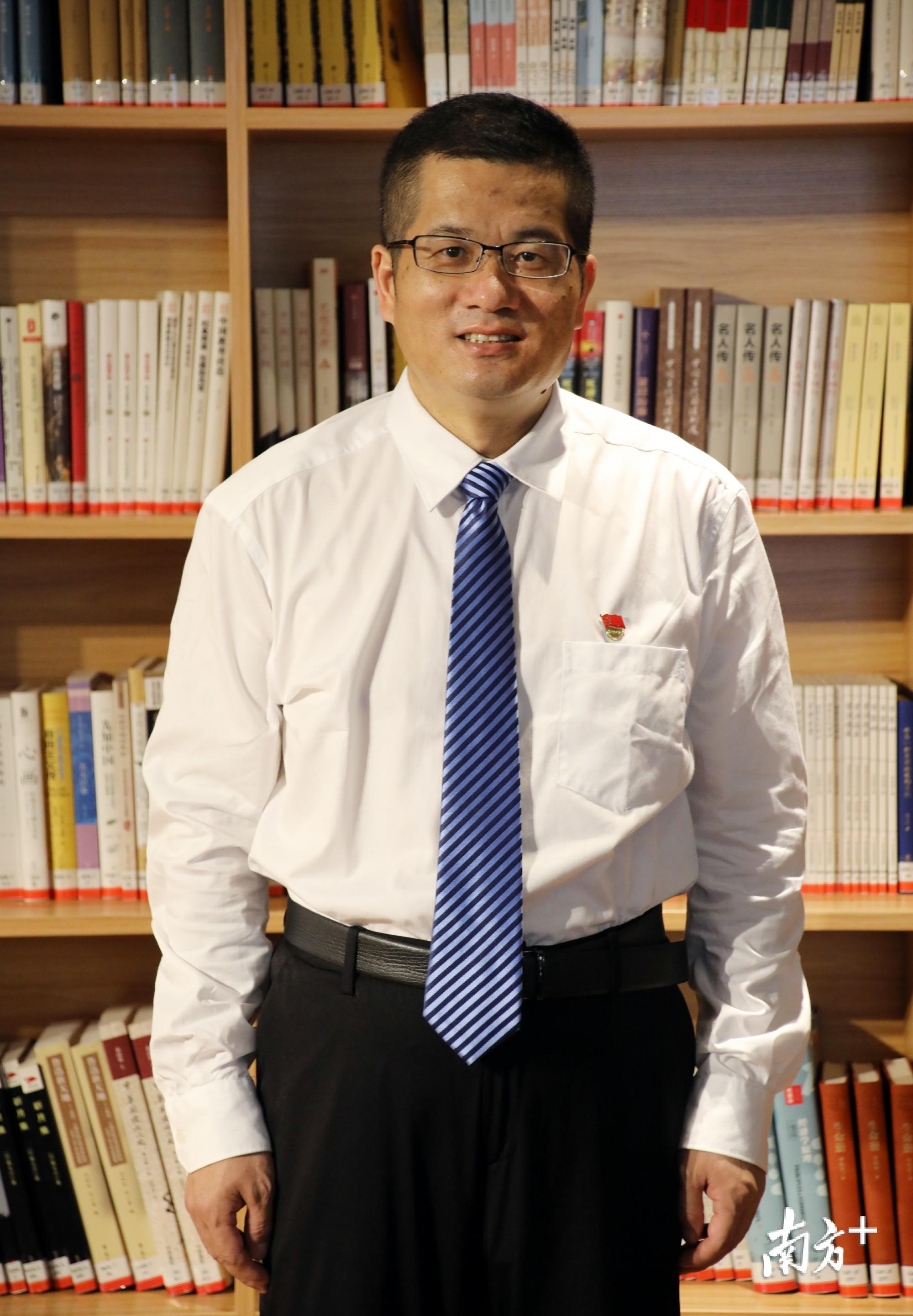 六十五中党总支书记、校长袁成。