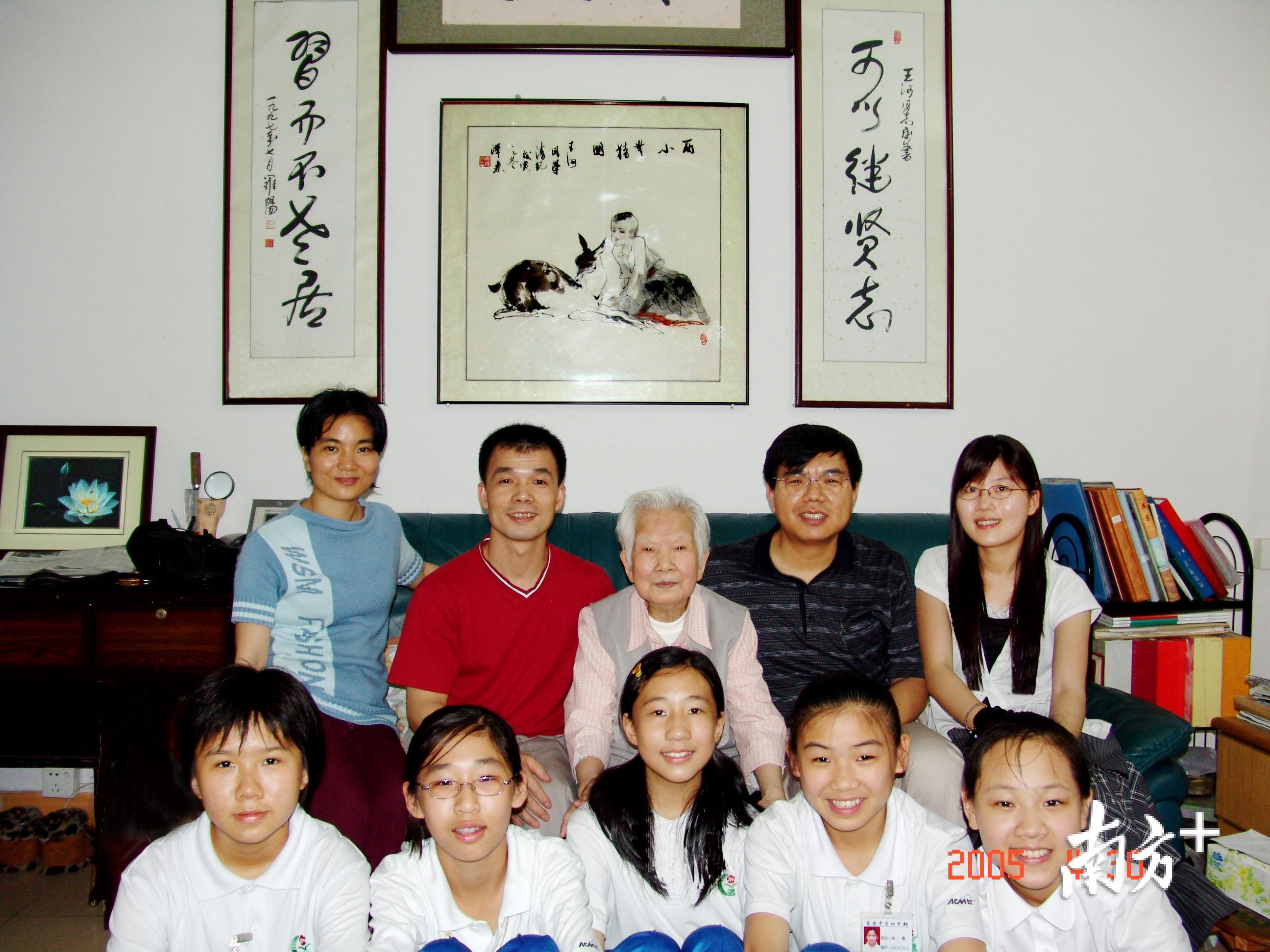 2005年4月黄宏伟带学生一起采访老干部王河。后排右二为黄宏伟。