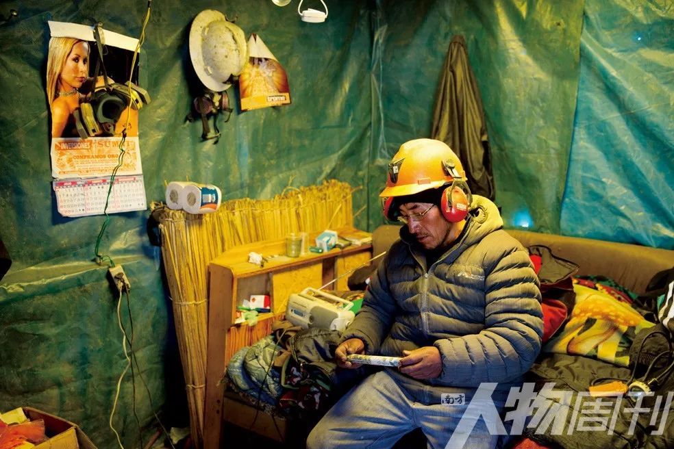 一名矿工在居住的棚屋里休息