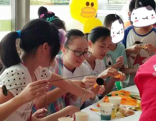 “地贫之家”的患儿做手工