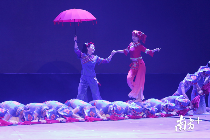韶关师范学院的学生在表演瑶族舞蹈节目《走山的儿女》 韶关师范学院的学生在表演瑶族舞蹈节目《走山的儿女》