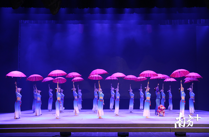 由韶关学院师生组成的“金鸪鸪”文艺志愿帮扶队伍,目前已有百人,已经帮扶了乳源数个村庄,在当地培养数十名优秀文艺人才。 由韶关学院师生组成的“金鸪鸪”文艺志愿帮扶队伍,目前已有百人,已经帮扶了乳源数个村庄,在当地培养数十名优秀文艺人才。