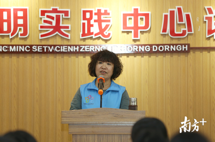 娜朵以“创作与生活”为主题开讲,其中对于“种文化”的理解让人印象深刻。 娜朵以“创作与生活”为主题开讲,其中对于“种文化”的理解让人印象深刻。