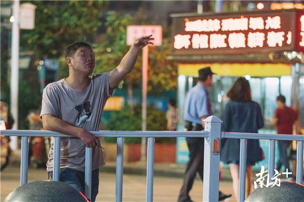 惠州火车站出口栏杆处揽客的司机。