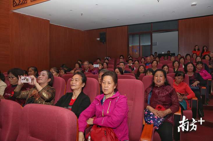 “七个一百”精品项目下基层活动来到乳源过山瑶风情园,受到广大群众喜爱与好评。 “七个一百”精品项目下基层活动来到乳源过山瑶风情园,受到广大群众喜爱与好评。