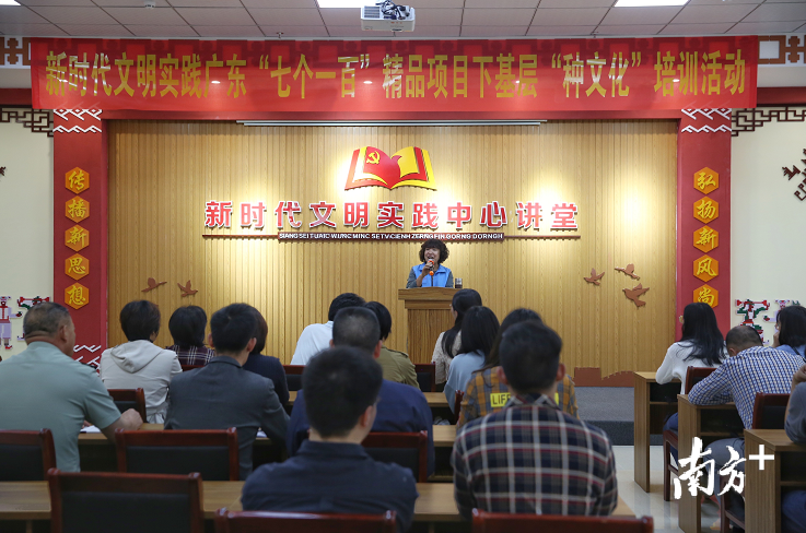 在风情园内的新时代文明实践中心讲堂会定期举办文明实践培训班,传播文明新风尚。 在风情园内的新时代文明实践中心讲堂会定期举办文明实践培训班,传播文明新风尚。