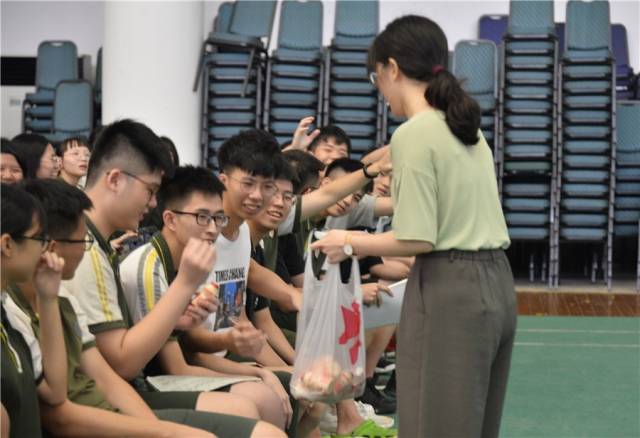 同学们踊跃参与互动