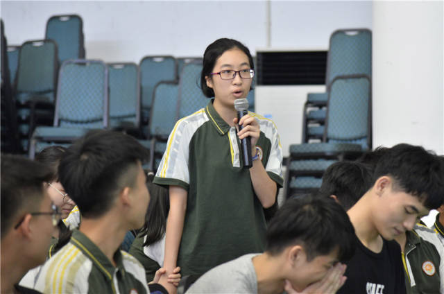 郝东老师以提问方式与同学们进行现场互动交流