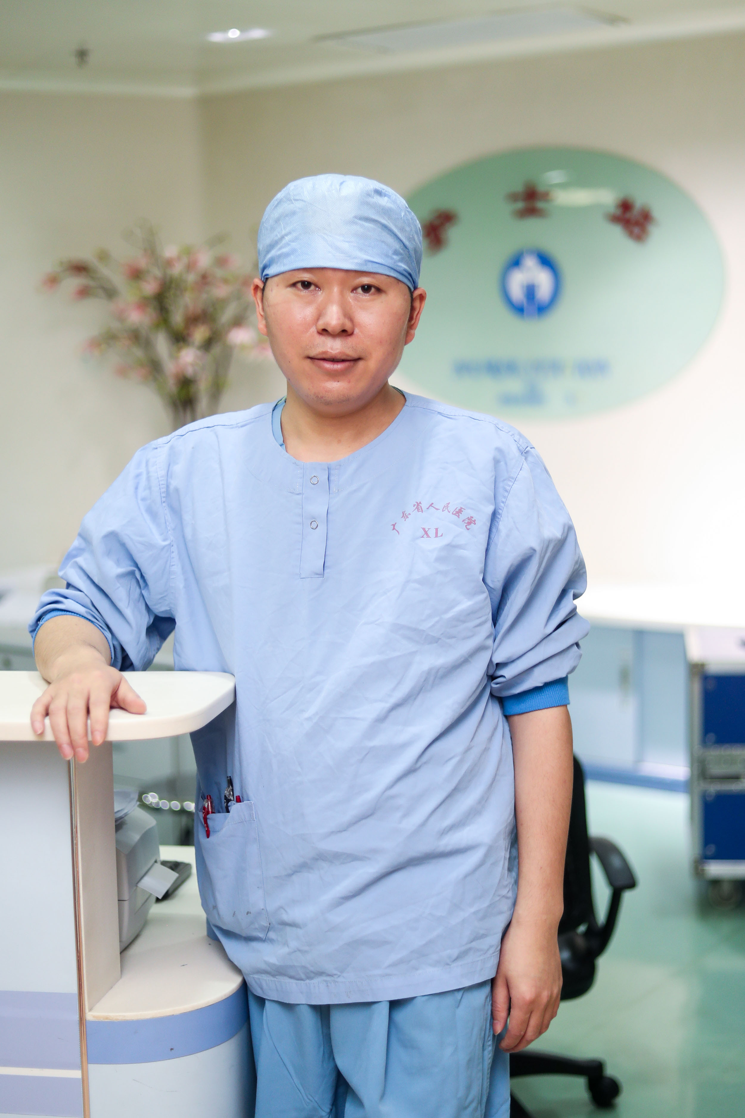 省人民医院手术室护士长徐朋,是医院首批男护长