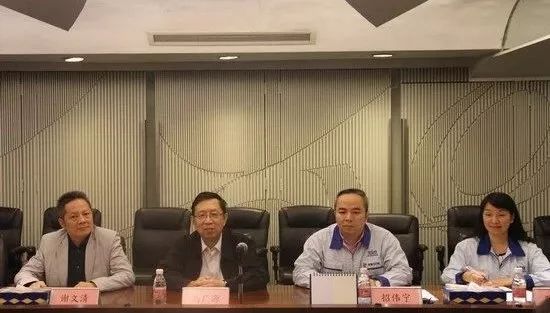 鹤山雅图仕印刷有限公司负责人在调研会上作汇报。 鹤山雅图仕印刷有限公司负责人在调研会上作汇报。